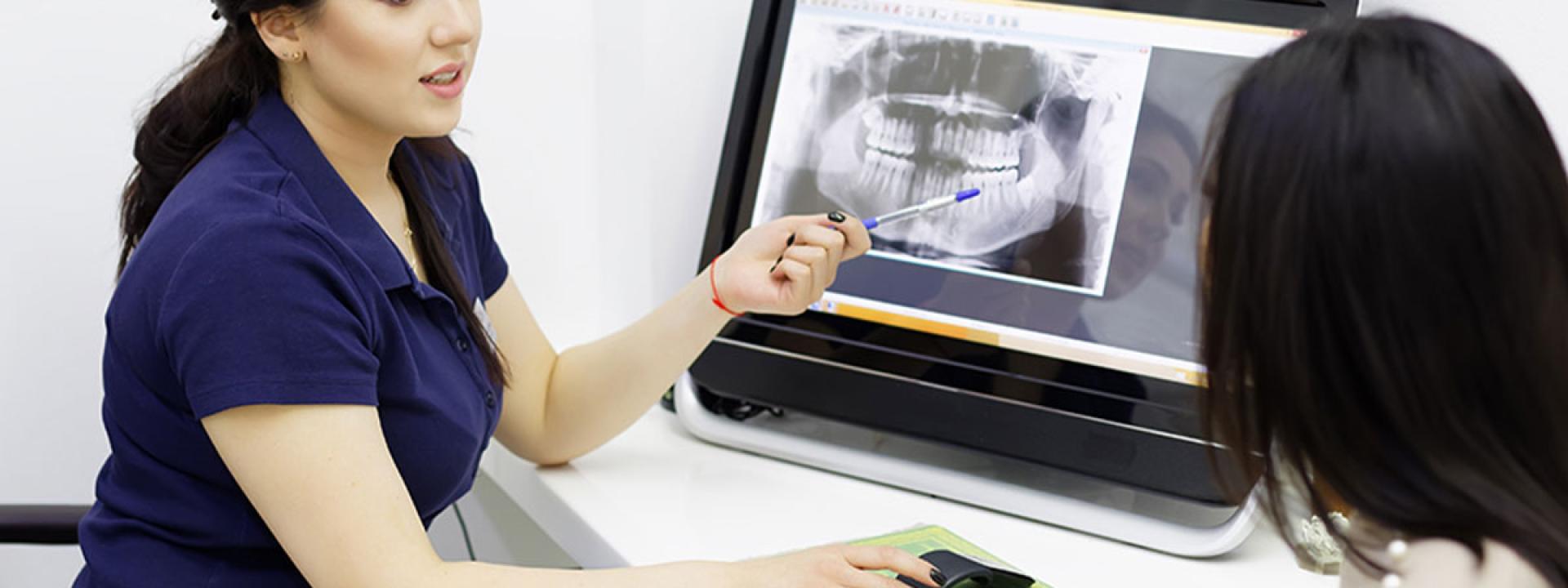 Dentist explain the treatments Dentist explain the treatments